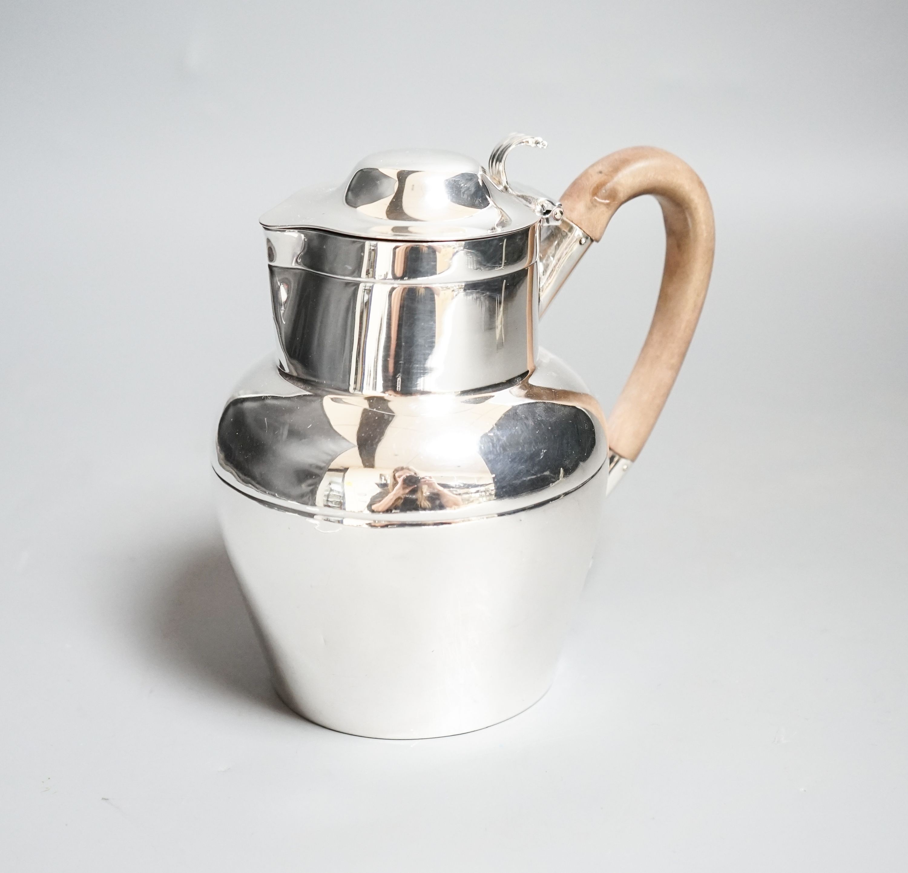 An Edwardian silver 'Jersey can' hot water jug, Sheffield, 1902, height 15.1cm, gross weight 11oz.